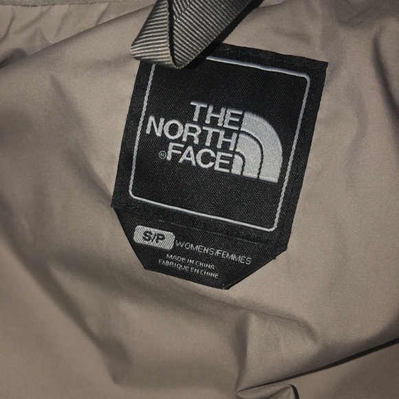 NORTH FACE  WOMENS WHITE PUFFY VEST - Picture 6 of 6